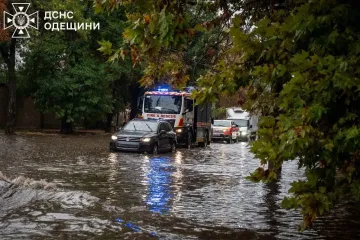 В Одессе после ливня МАФ с шаурмой "поплыл" по улице: какая ситуация в городе (видео)
