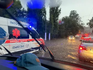 Непогода в Одессе: женщина едва не утонула в луже, школы переходят на дистанционное обучение (видео)