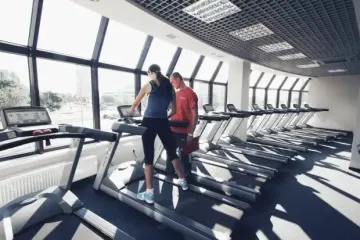 Без жестких диет и опасных средств: упражнения, которые сжигают жир за 30 минут