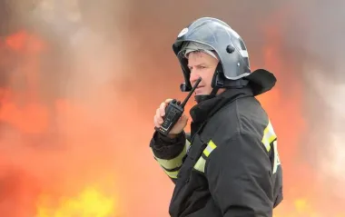 В российском Ярославле пожар на НПЗ, в небе столб черного дыма (видео)