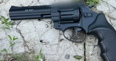 У Мукачеві 11-річний хлопець стріляв із револьвера на вулиці