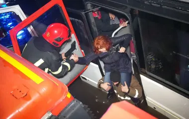 Рятувальники виносять людей на плечах із маршруток: ДСНС показала відео затопленої Одеси