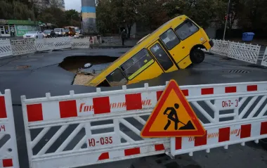 В Одесі машини перекрили дороги, світлофори не працюють: як курсує громадський транспорт
