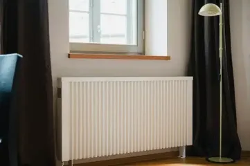 Навіщо обмотувати батарею поліетиленовим пакетом: причина зовсім не в теплі