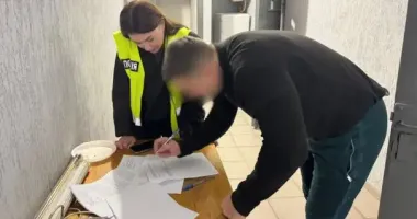 Бронювання та "мандрівка за кордон" на продаж: у Києві викрили схему для ухилянтів