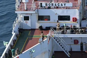 Французский спецназ взял на абордаж теневой танкер РФ (видео)