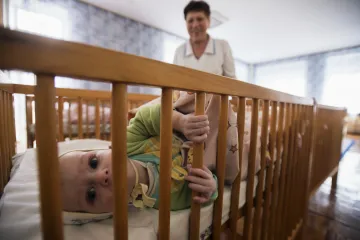 В Украине повышают размер соцпомощи для приемных семей: детали