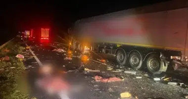На трасі в Одеській області легковик врізався у вантажівку: загинули мати й донька, постраждала бабуся
