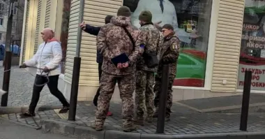 В Кривом Роге мужчина с ножом напал на военнослужащих ТЦК