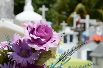 Навіщо відчиняють двері будинку та ворота, коли хтось помер