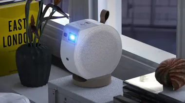 Недорогой проектор BenQ GV32 работает без розетки и дает 120-дюймовый экран на потолке (фото)