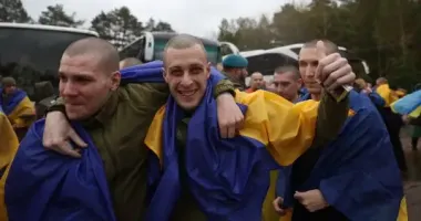 Наконец-то дома: Украина вернула из российского плена 185 защитников