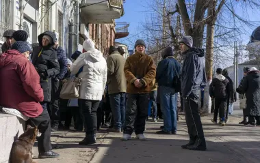 Бензин за талоны. В оккупации люди стоят в очередях и меняются товарами