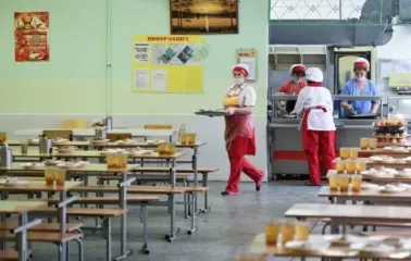 Школа чи притулок для собак? Українців розлютили "тюремні" тарілки у шкільній їдальні