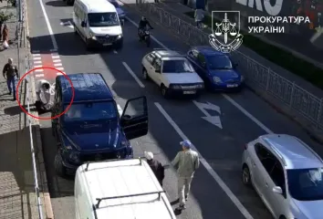 Велосипедист, избитый в центре Киева водителем Mercedes, вышел на связь: в каком он состоянии