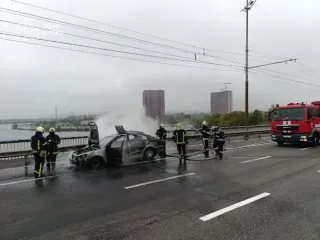 На Північному мосту в Києві спалахнула пожежа (фото)