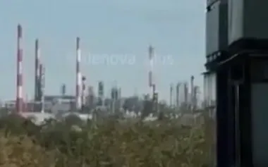 Ukrainian drones attacked oil refinery in Orsk: "There it is, unmanned f#ggot! It’s falling. It’s been shot down. Look! Explosion!". VIDEO