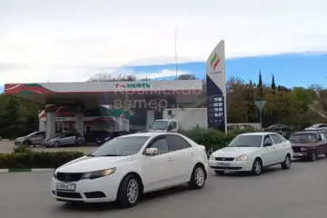 Дефицит топлива в Крыму: люди продают места в очереди на АЗС (видео)