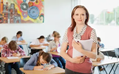 День учителя 2025 в Україні: історія, традиції та як святкують під час війни