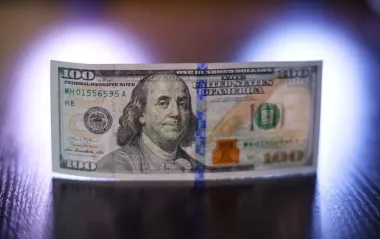 Долар подешевшав після дводенного зростання