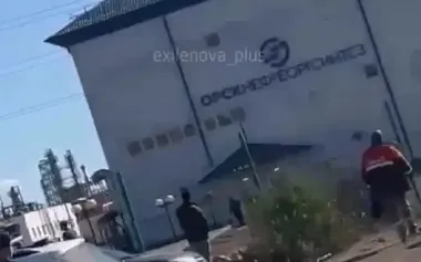 Refinery workers in Orsk watch drone attack: "Get f#ck out of here! Heading for main checkpoint! Two more coming from Samara! Big ones!". VIDEO