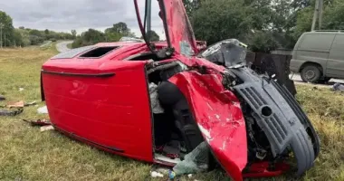 На Київщині Mercedes зіткнувся з Volkswagen: загинув чоловік, серед травмованих – 16-річна дівчина
