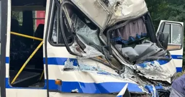 На Львівщині маршрутка врізалася у вантажівку: серед 8 постраждалих – підліток