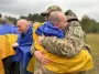 Обійми та сльози: як в Україні зустрічали звільнених з полону військових та цивільних