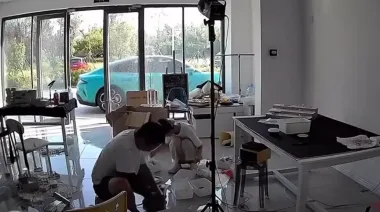 В Китае электрокар Xiaomi сам завелся и уехал от хозяина (видео)