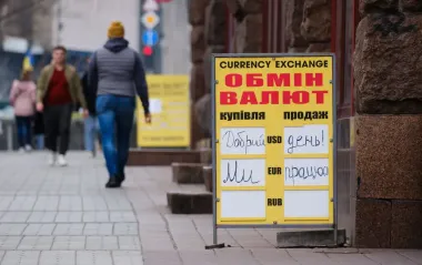 Скільки будуть коштувати долар і євро наступного тижня: прогноз банкіра