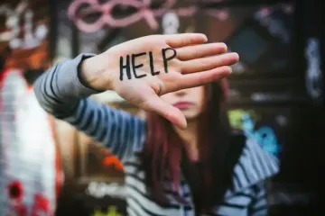 Думки про суїцид у підлітків: симптоми, які мають насторожити батьків