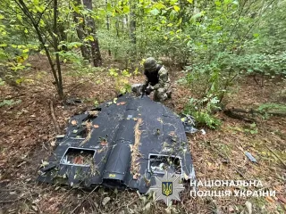 Заметили прохожие: в Дарницком районе Киева нашли почти целый российский "Шахед" (фото)