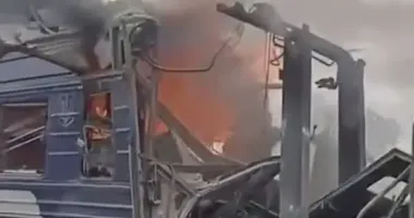 Удар россиян по поезду в Сумской области: Зеленский показал видео с последствиями