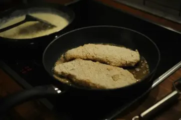 Не вгадати самостійно: всі професійні кухарі одноголосно радять цей продукт для смаження ідеальної відбивної