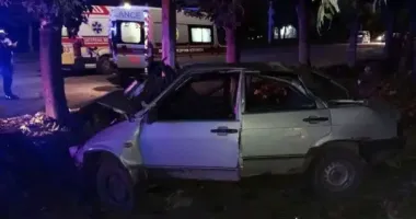На Хмельниччині легковик з підлітками врізався в дерево – усі в лікарні