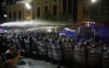 Протесты в Грузии переросли в стычки со спецназом, людей разогнали водометами