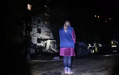 Ночной обстрел Запорожья: выбитые окна, сгоревшие авто и разрушенный двор (фото)