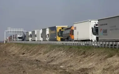 Польская таможня ограничила движение грузового транспорта в Украину: что случилось