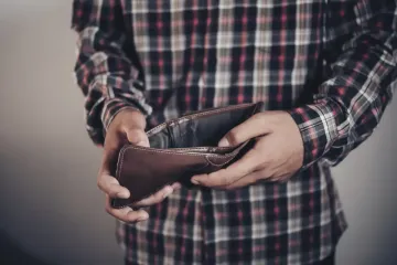Мужчину ждал сюрприз, когда он нашел потерянный кошелек на улице (видео)