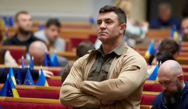 Тищенко со слезами на глазах подарил женщине кравчучку: реакция украинцев в сети (видео)