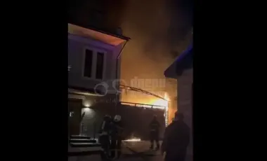 У житловому комплексі бізнес-класу у Дніпрі спалахнула пожежа: відео