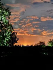 В Феодосии горит нефтебаза после атаки БпЛА (видео)