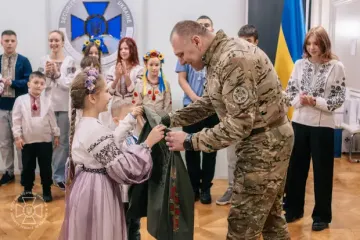 Від маленьких читачів – великому генералу: діти вишили Голові СБУ унікальну сорочку-оберіг