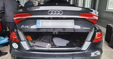 На Буковине в автомобиле с дипломатическими номерами обнаружили контрабандные сигареты на миллион гривен