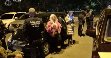 У Дніпрі затримали двох осіб, які за $13 тис. обіцяли відключити камери та незаконно переправити людину до Румунії