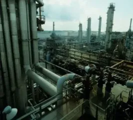 У Тюмені паніка та пожежа: безпілотники атакували ще один російський НПЗ