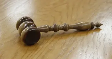 На Львівщині судитимуть чоловіка та медпрацівників, які організували виїзд за кордон за фейковою інвалідністю