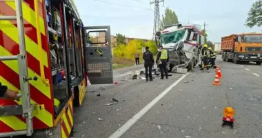 На Кіровоградщині зіткнулися дві вантажівки: одного водія деблокували рятувальники