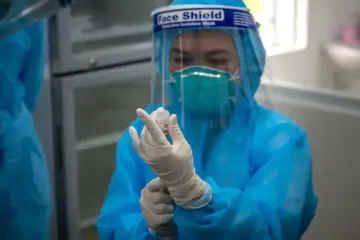 Європу охоплює новий штам COVID-19: чому “Франкенштейн” лякає лікарів