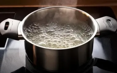 Зачем повара добавляют масло в воду перед варкой круп: кулинарные секреты и что говорит наука